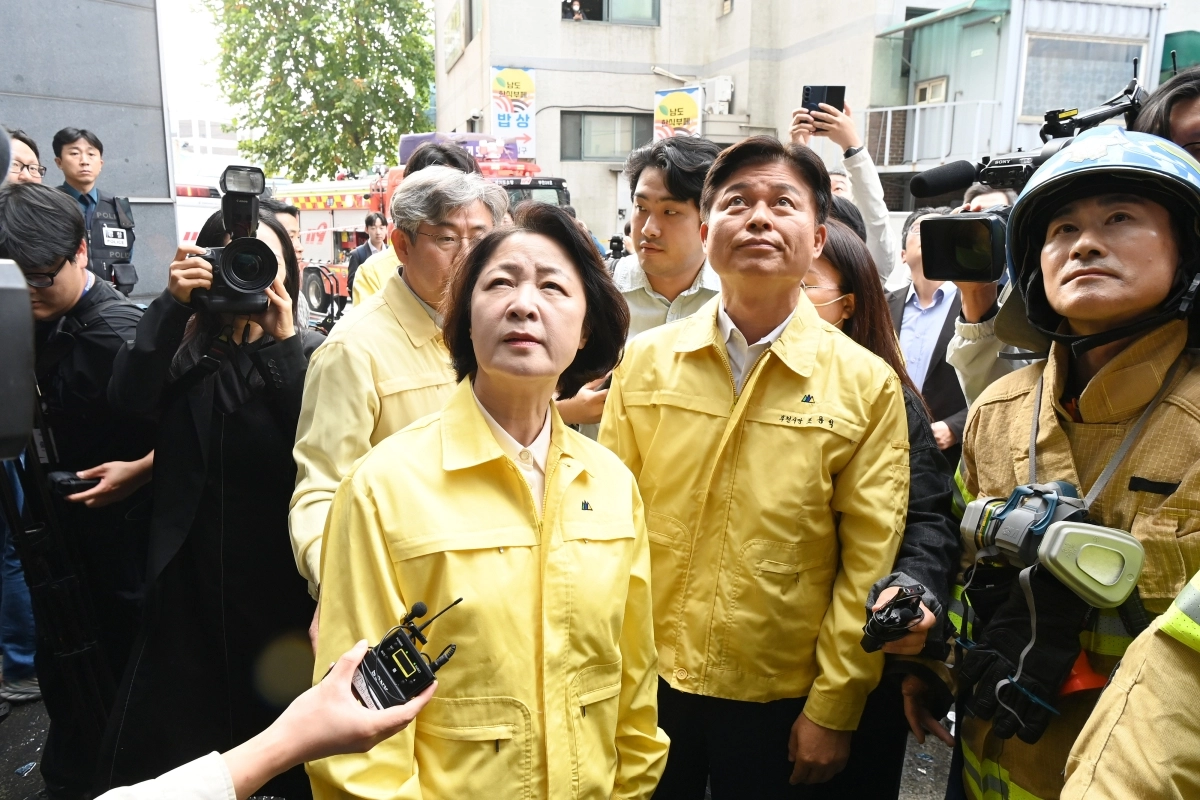 추미애 경기도지사가 16일 오전 경기 부천시 한 금속 도장공장에서 발생한 화재 현장을 바라보고 있다. 이날 화재로 소방관 5명과 공장 관계자 2명이 중경상을 입었다. 2026.10.16 [경기 부천시 제공. 재판매 및 DB 금지] 연합뉴스