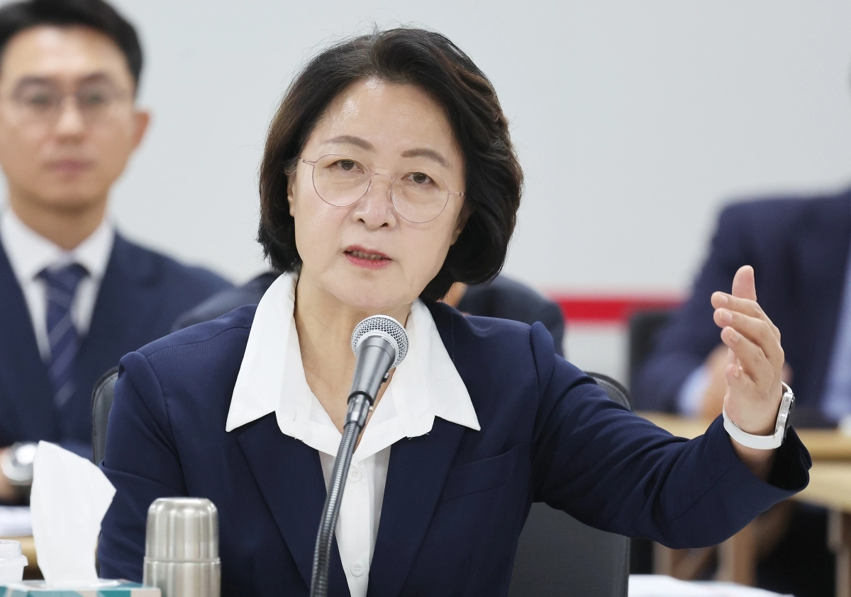 13일 경기도 수원시 영통구 경기도청에서 열린 국회 행정안전위원회의 경기도에 대한 국정감사에서 추미애 경기도지사가 위원 질의에 답변하고 있다. 2026.10.13 연합뉴스