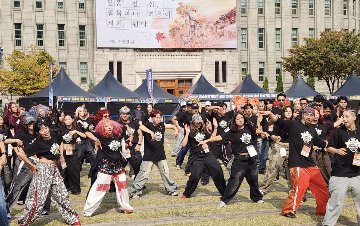 K팝 커버댄스 페스티벌 월드파이널을 앞두고 16일 세계 각국 K팝 커버댄스 페스티벌 참가자들이 서울 광장에서 랜덤플레이를 하고 있다. 한준규 기자