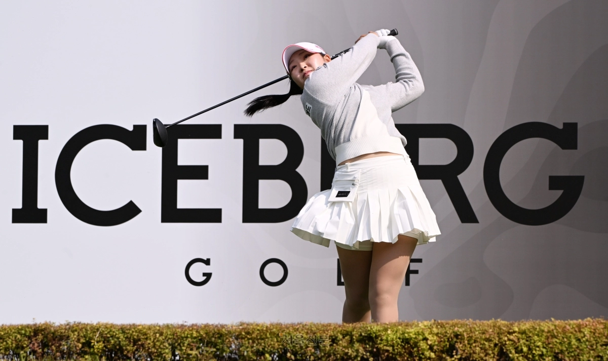한국여자프로골프(KLPGA)투어 아이스버그골프·서울신문 오픈 라운드 첫날 16일 경기 이천시 H1 클럽 1번 홀에서 유현조 선수가 티샷을 하고 있다. 2026.10.16. 안주영 전문기자