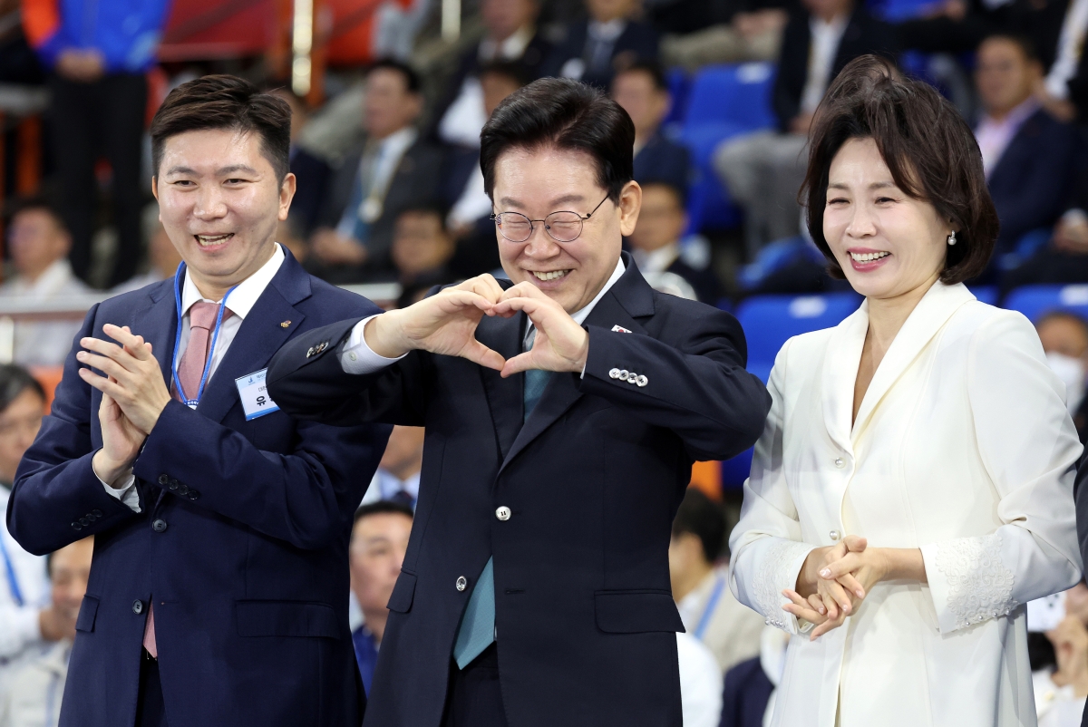 손하트 보내는 이재명 대통령