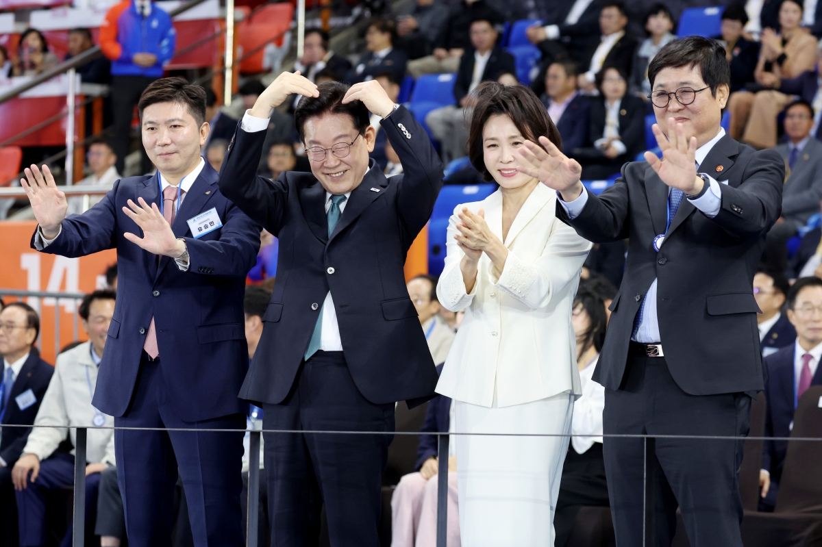 전국체전 선수단에게 하트하는 이 대통령