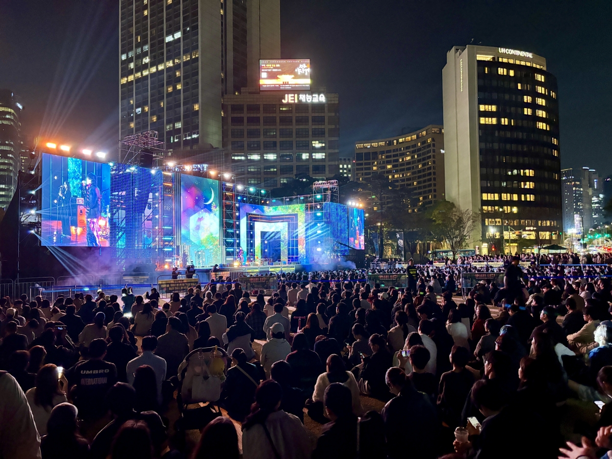 16일 서울 중구 서울광장에서 열린 ‘서울 글로벌아트나이트 위드(with) 영수증콘서트’에서 시민들이 잔디광장에 앉아 공연을 즐기고 있다. 2026.10.16 홍윤기 기자