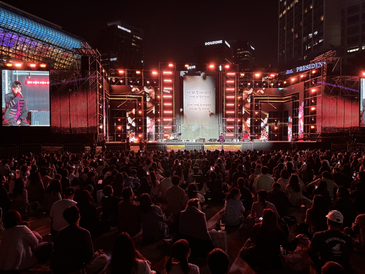 16일 서울 중구 서울광장에서 열린 ‘서울 글로벌아트나이트 위드(with) 영수증콘서트’에서 시민들이 잔디광장에 앉아 공연을 즐기고 있다. 2026.10.16 홍윤기 기자