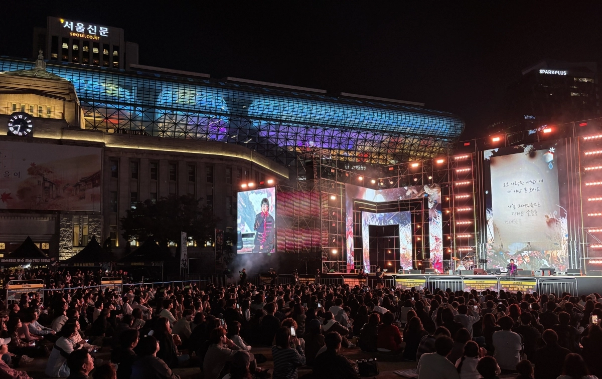 16일 서울 중구 서울광장에서 열린 ‘서울 글로벌아트나이트 위드(with) 영수증콘서트’에서 시민들이 잔디광장에 앉아 공연을 즐기고 있다. 2026.10.16 홍윤기 기자