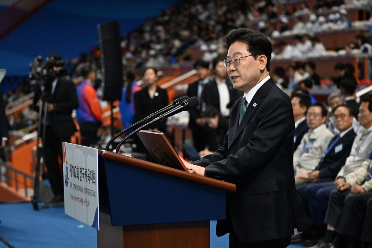 이재명 대통령이 16일 제주에서 열린 제107회 전국체육대회 개회식에서 기념사에 앞서 경기 부천 공장 화재를 진압하다 다친 소방관들과 비무장지대(DMZ)에서 북한군 지뢰 폭발로 부상한 장병들의 쾌유를 기원하며 격려의 박수를 보냈다. 제주도 제공