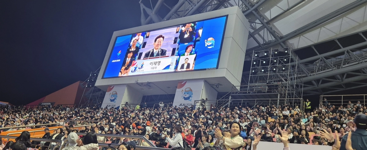 이재명 대통령이 전국체전 개회식에서 기념사를 하기 위해 관중석을 향해 인사를 하자 뜨거운 박수갈채가 이어지고 있다. 제주 강동삼 기자