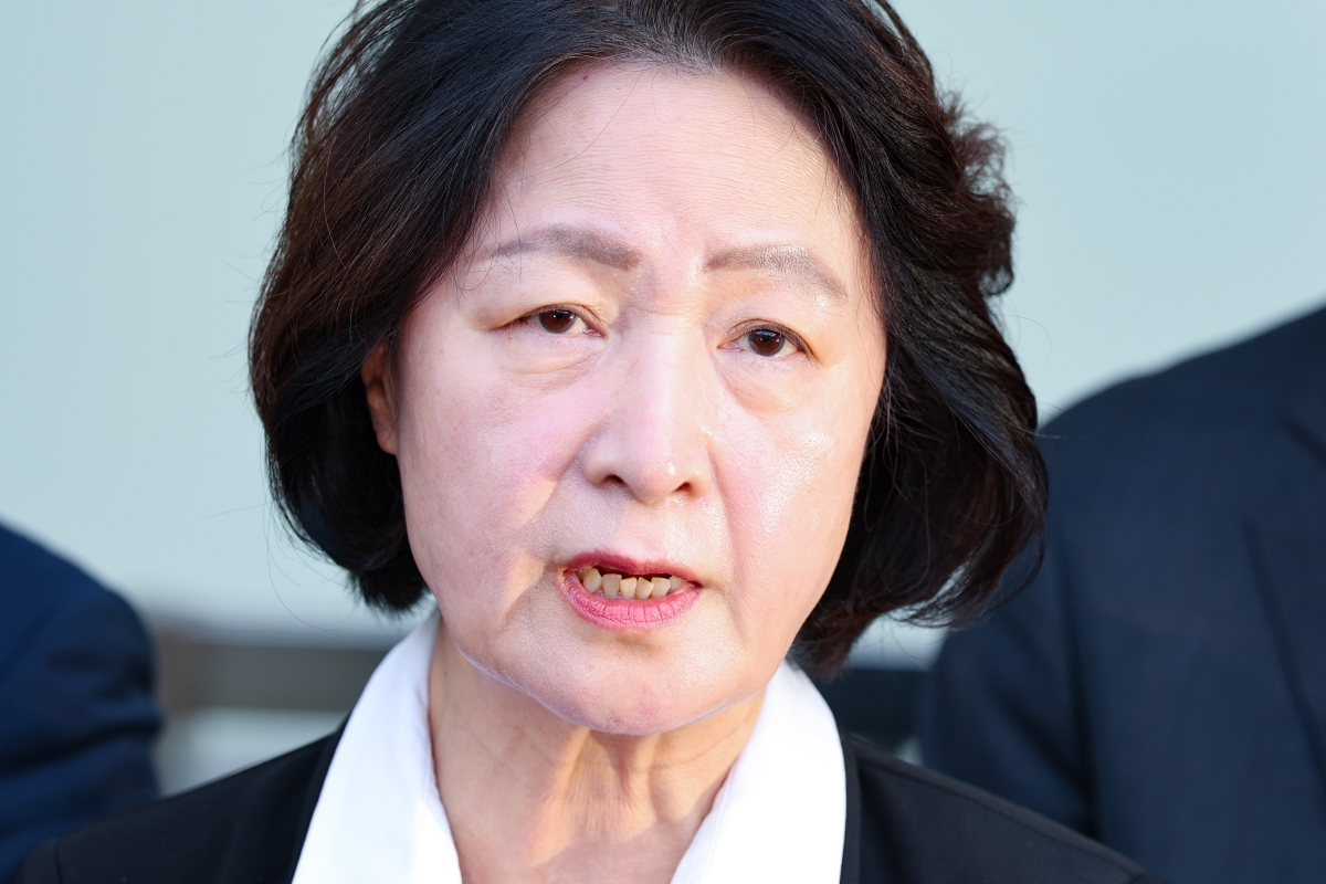 추미애 경기도지사가 17일 경기 부천시 순천향대학교 병원 장례식장에 마련된 부천 도장공장 화재 사망 소방관의 빈소 조문을 마친 뒤 취재진 질문에 답변하고 있다. 2026.10.17. 뉴시스