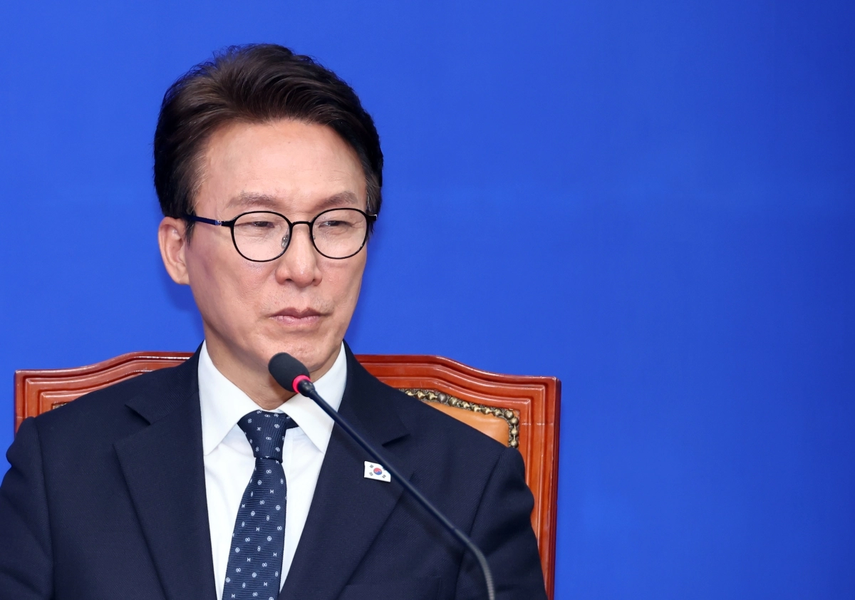 더불어민주당 김민석 대표가 15일 국회에서 미즈시마 고이치 주한일본대사를 접견하는 도중 잠시 생각에 잠겨 있다. 2026.10.15. 연합뉴스