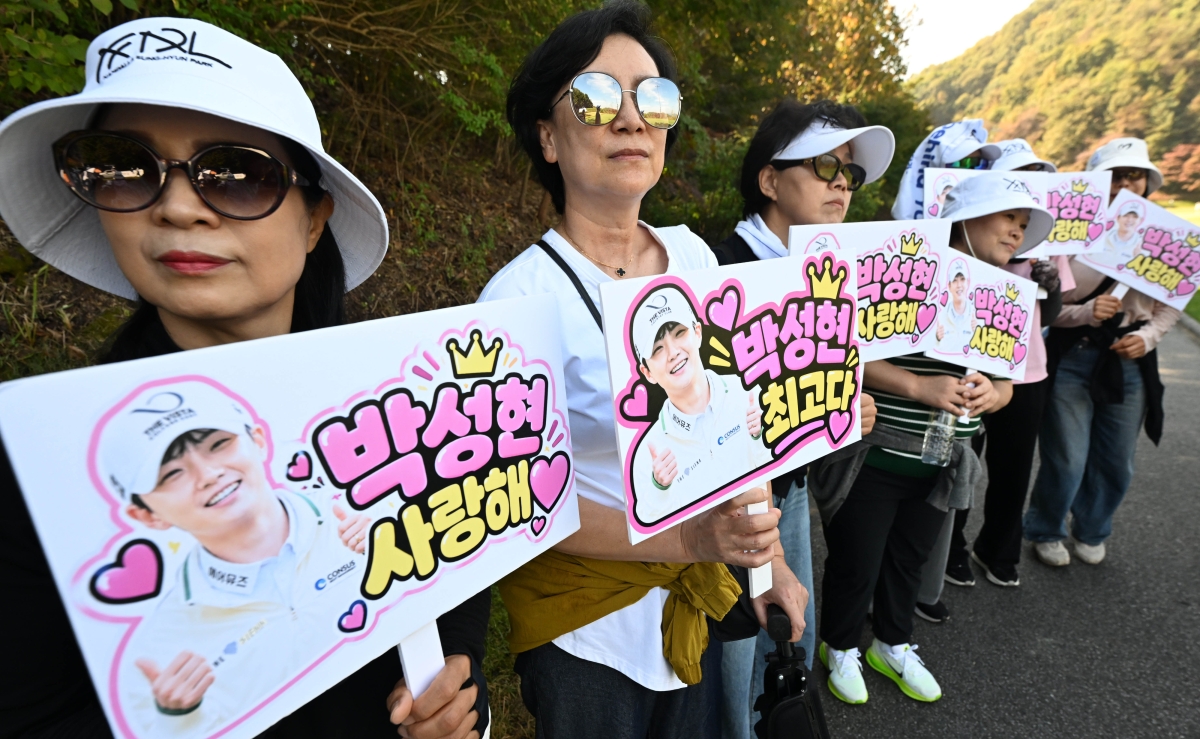 17일 경기 이천시 H1 클럽에서 열린 KLPGA투어 아이스버그골프·서울신문 오픈 2라운드 경기에서 박성현 팬들이 응원 펫말을 들고 있다. 2026.10.17 홍윤기 기자
