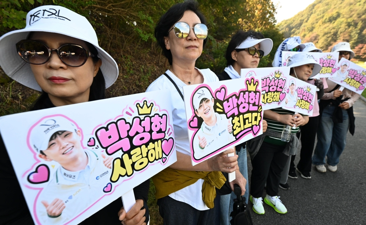 17일 경기 이천시 H1 클럽에서 열린 KLPGA투어 아이스버그골프·서울신문 오픈 2라운드 경기에서 박성현 팬들이 응원 펫말을 들고 있다. 2026.10.17 홍윤기 기자