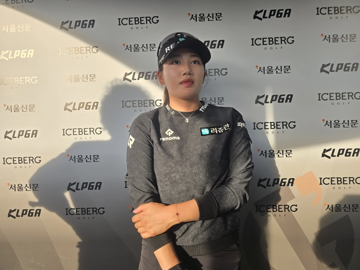 노승희가 17일 아이스버그골프·서울신문 오픈 2라운드를 마친 뒤 믹스트존에서 인터뷰를 하고 있다.              박현진기자
