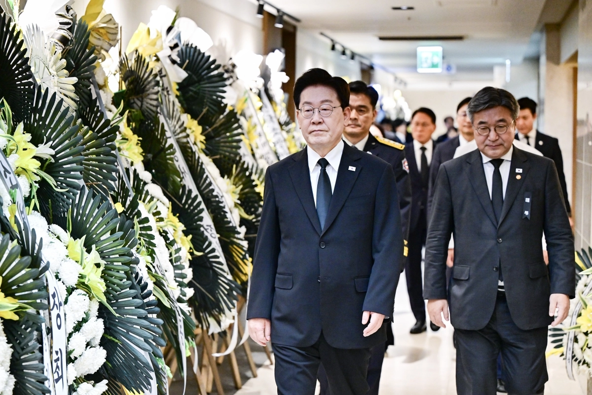 이재명 대통령, 순직 소방관 빈소 조문