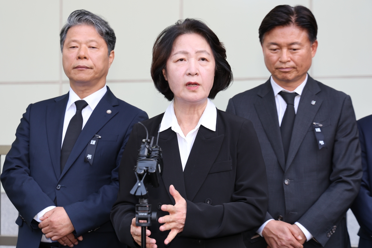 추미애 경기도지사가 17일 경기 부천시 순천향대학교 병원 장례식장에 마련된 부천 도장공장 화재 사망 소방관의 빈소 조문을 마친 뒤 취재진 질문에 답변하고 있다. 2026.10.17 뉴시스