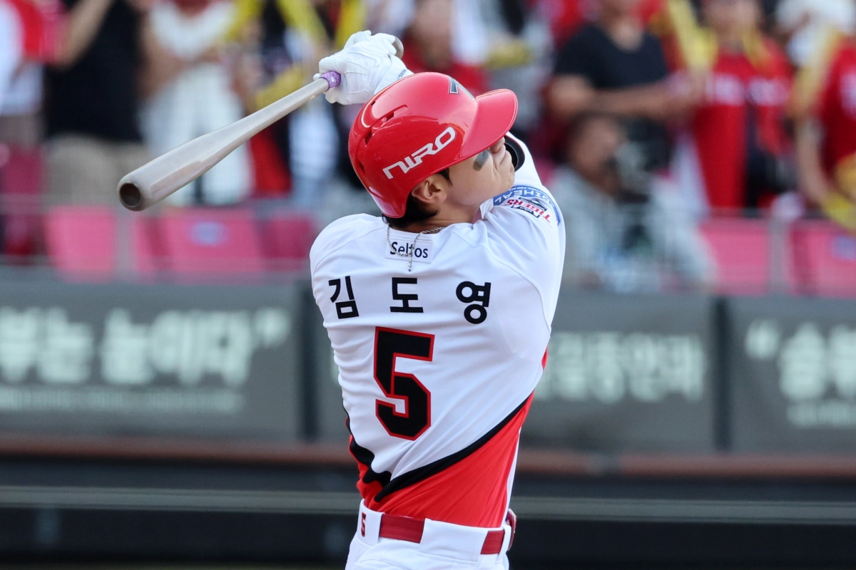 KIA 타이거즈 간판타자 김도영이 17일 전남광주 기아챔피언스필드에서 열린 2026 프로야구 포스트시즌 준플레이오프 1차전 LG 트윈스와 KIA의 경기에서 8회말 2사 1루에서 2점 홈런을 날리고 있다. 2026.10.17 전남광주 연합뉴스