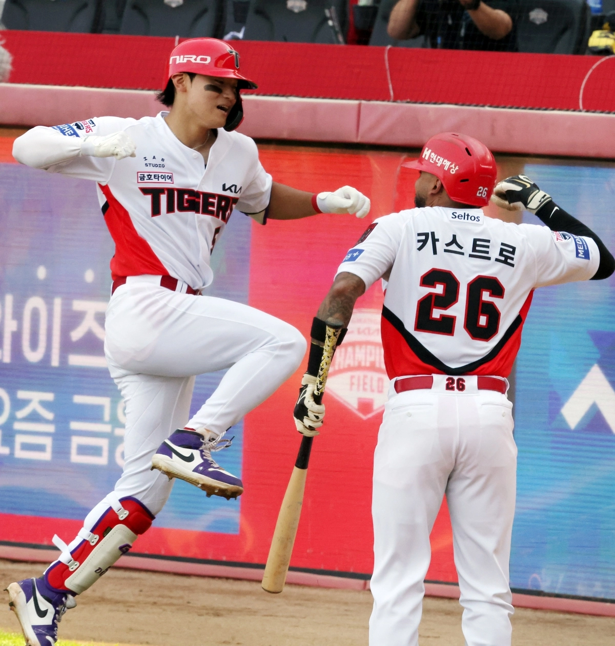 KIA 타이거즈의 슈퍼스타 김도영(왼쪽)이 17일 전남광주 기아챔피언스필드에서 열린 2026 프로야구 포스트시즌 준플레이오프 1차전 LG 트윈스와 KIA의 경기에서 4회말 역전 솔로 홈런을 친 뒤 해럴드 카스트로와 신나게 세리머니를 하고 있다. 2026.10.17 전남광주 연합뉴스