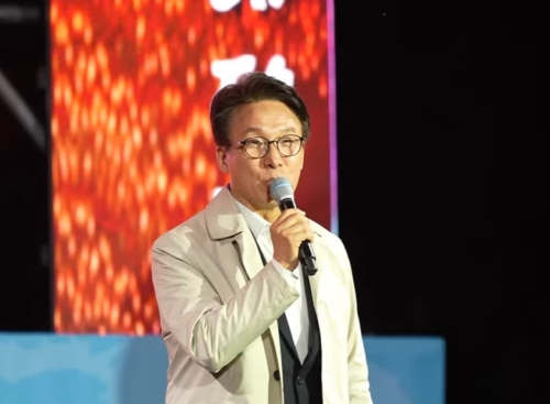 김민석 더불어민주당 대표가 15일 전북 순창군에서 열린 제21회 순창장류축제 개막식 축하공연에서 가수 흰(HYNN·박혜원)의 공연 도중 무대에 올랐다. 자료 : 유튜브 ‘신호등TV’