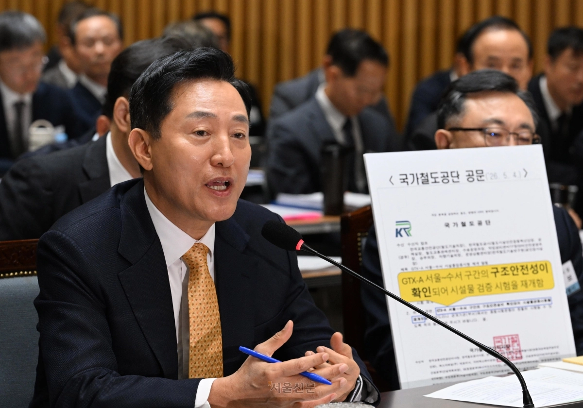 오세훈 서울시장이 15일 시청에서 열린 국회 행정안전위원회 서울특별시 국정감사에서 의원들의 질의에 답변하고 있다. 도준석 전문기자