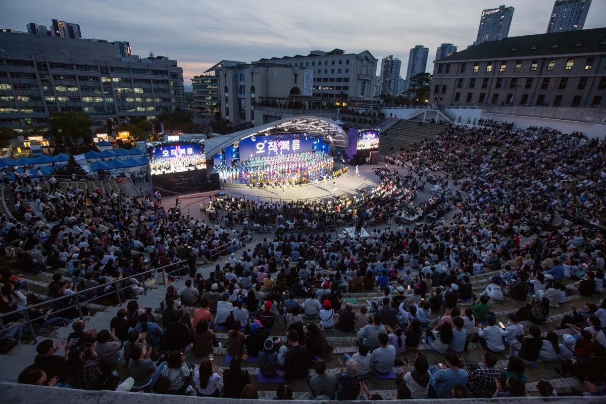 지난 17일 서울 한양대학교에서 열린 극동방송 창사 70주년 홈커밍데이에 성도들과 후원자들이 모인 가운데 기념 공연이 펼쳐지고 있다. 극동방송 제공