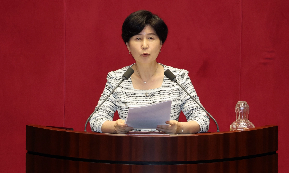 백혜련 더불어민주당 의원이 지난 6월 30일 국회 본회의에서 한성숙 당시 국무총리 후보자 임명동의안에 대한 심사 경과보고를 하고 있다. 연합뉴스