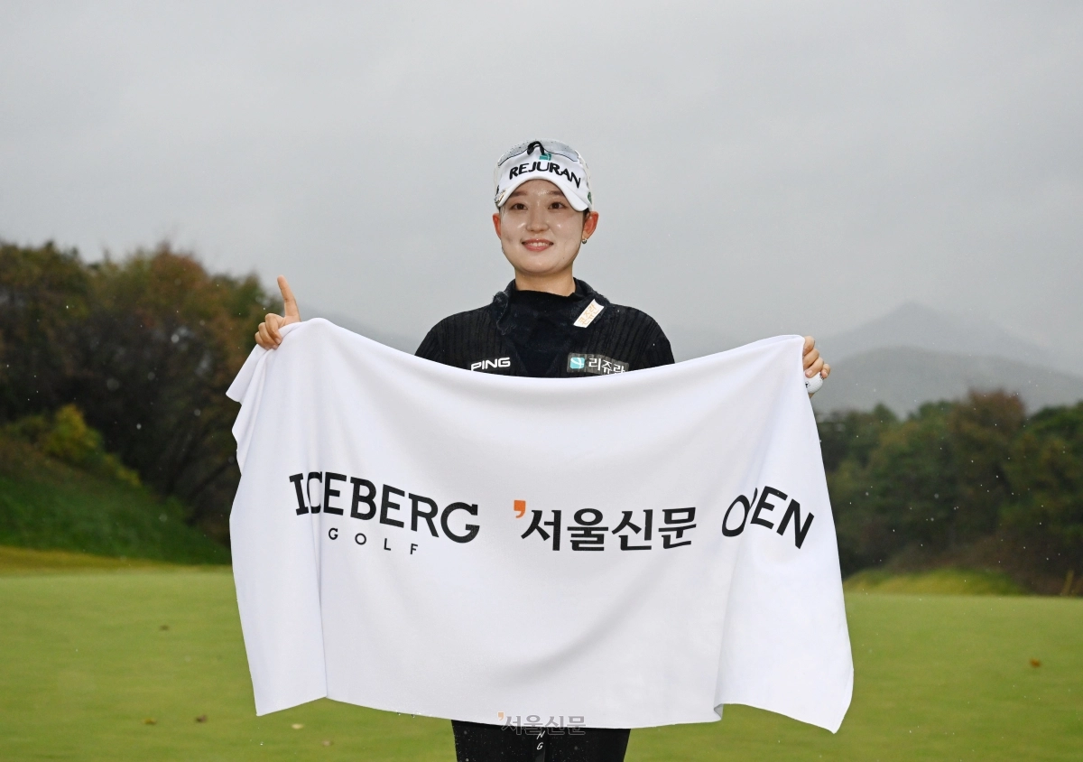 18일 경기 이천 H1 클럽에서 열린 KLPGA 투어 아이스버그골프·서울신문 오픈 최종 3라운드 경기에서 마서영 선수가 우승을 확정지은 뒤 포즈를 취하고 있다. 2026.10.18 도준석 전문기자