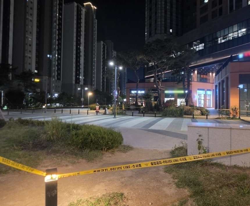 경기 평택시 고덕동 아파트 단지 내 낙하물이 떨어닌 곳 인근에 폴리스라인이 설치된 현장 모습. 연합뉴스