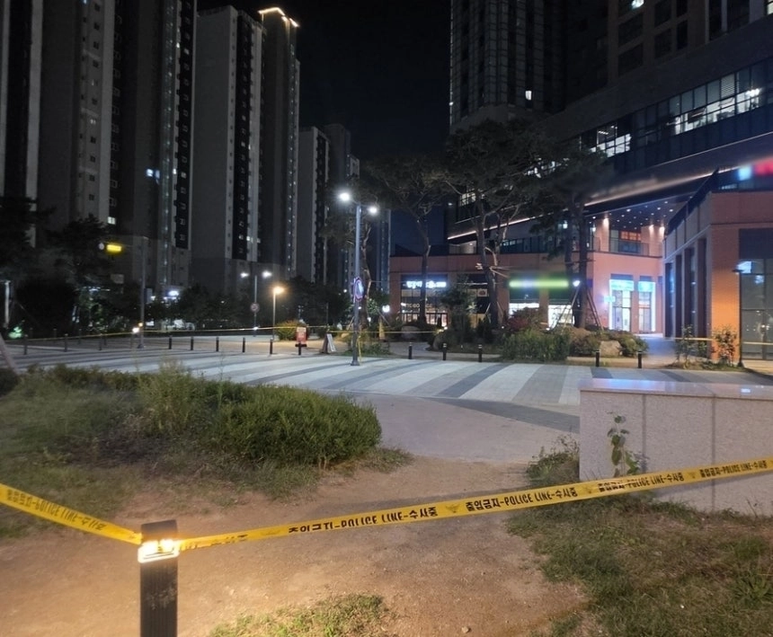 경기 평택시 고덕동 아파트 단지 내 낙하물이 떨어닌 곳 인근에 폴리스라인이 설치된 현장 모습. 연합뉴스