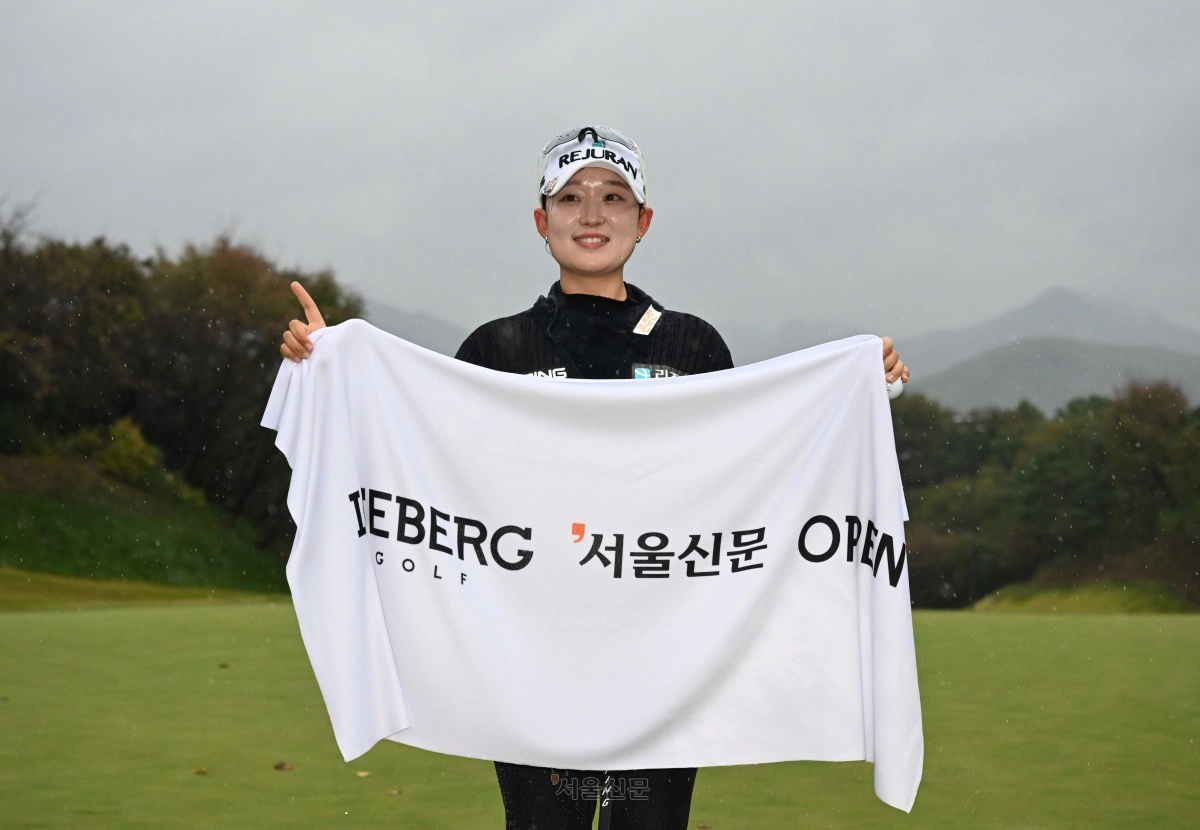 마서영이 18일 경기 이천 H1 클럽에서 끝난 KLPGA 투어 아이스버그골프·서울신문 오픈에서 우승한 뒤 기뻐하고 있다. 도준석 전문기자