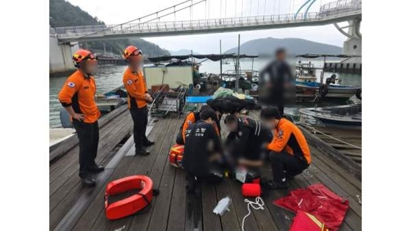 해양경찰과 119 구조대원들이 18일 오전 10시 30분쯤 광양시 태인동 배알도 인근 해상에 빠진 60대 여성을 구조하고 있다. (여수해경 제공)