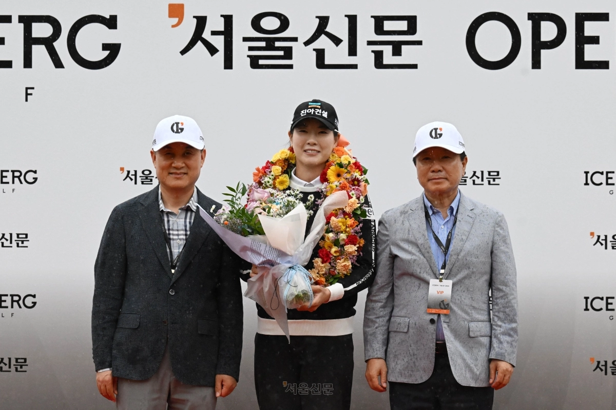 이정민이 18일 아이스버그골프·서울신문 오픈이 열린 경기 이천시 H1 클럽에서 은퇴식을 가진 뒤 조억헌 서울신문 부회장(오른쪽), 김재욱 서울신문 경영본부장(왼쪽)과 기념사진을 찍고 있다.     홍윤기 기자