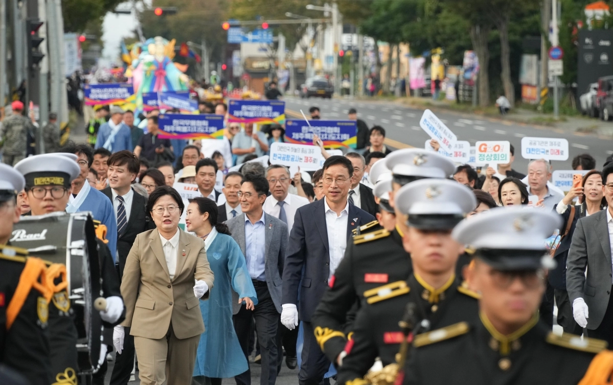 제65회 탐라문화제가 17일 1700여명이 참여한 거리 퍼레이드와 1500여명이 참석한 개막식을 시작으로 오는 21일까지 제주도 일원에서 펼쳐지고 있다. 제주도 제공