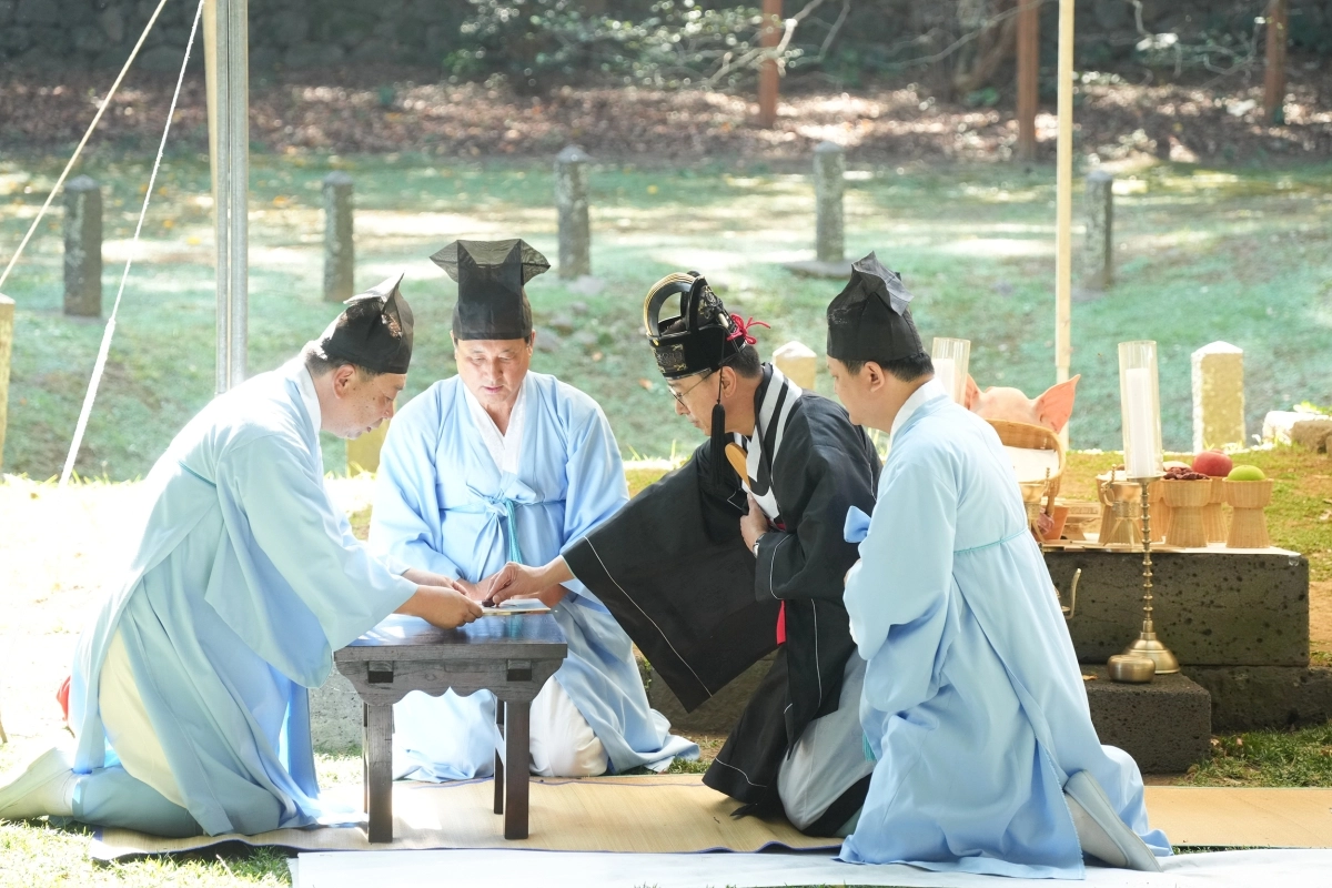 개막식에 앞서 17일 오전 삼성혈에서는 탐라개벽신위제가 봉행되고 있는 모습. 제주도 제공