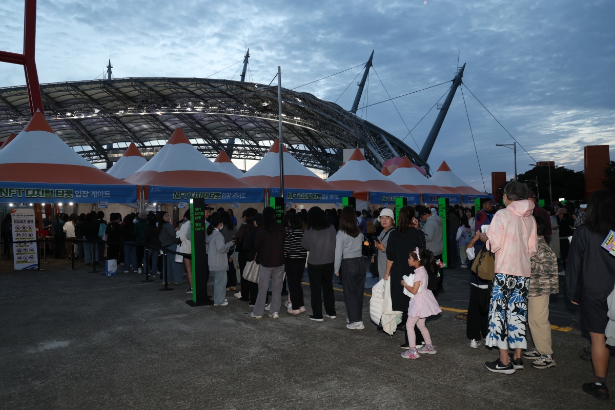 16일 제주 서귀포시 제주월드컵경기장에서 제107회 전국체육대회 개막식에 참석하려는 관람객들이 NFT 티켓으로 입장하기 위해 줄을 서서 기다리고 있다.