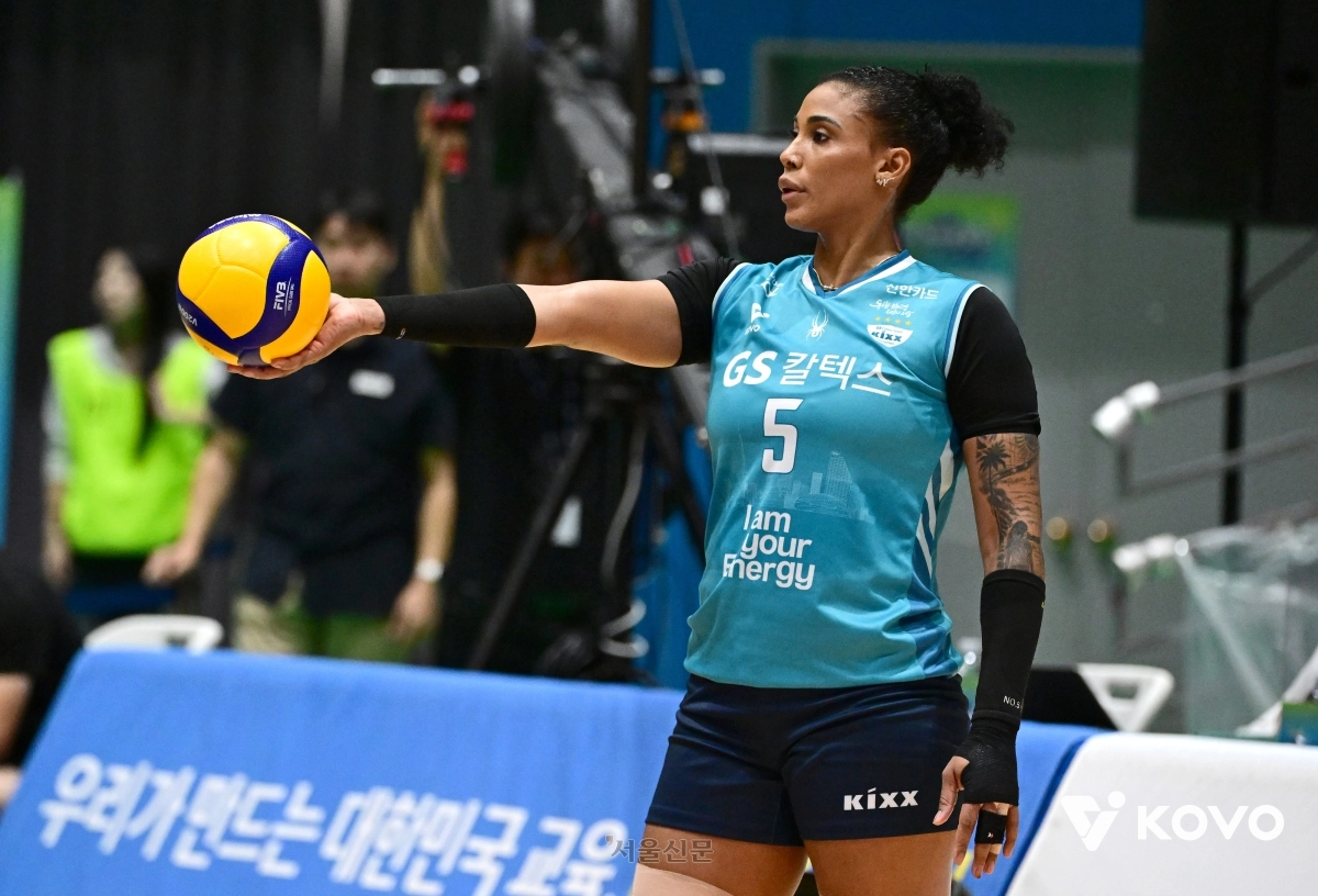 GS칼텍스 외국인 주포 지젤 실바가 18일 전남광주 여수시 진남체육관에서 열린 2026 여수·NH농협컵 프로배구대회에 결승 한국도로공사와의 경기에서 서브를 준비하고 있다. 2026.10.18 한국배구연맹 제공