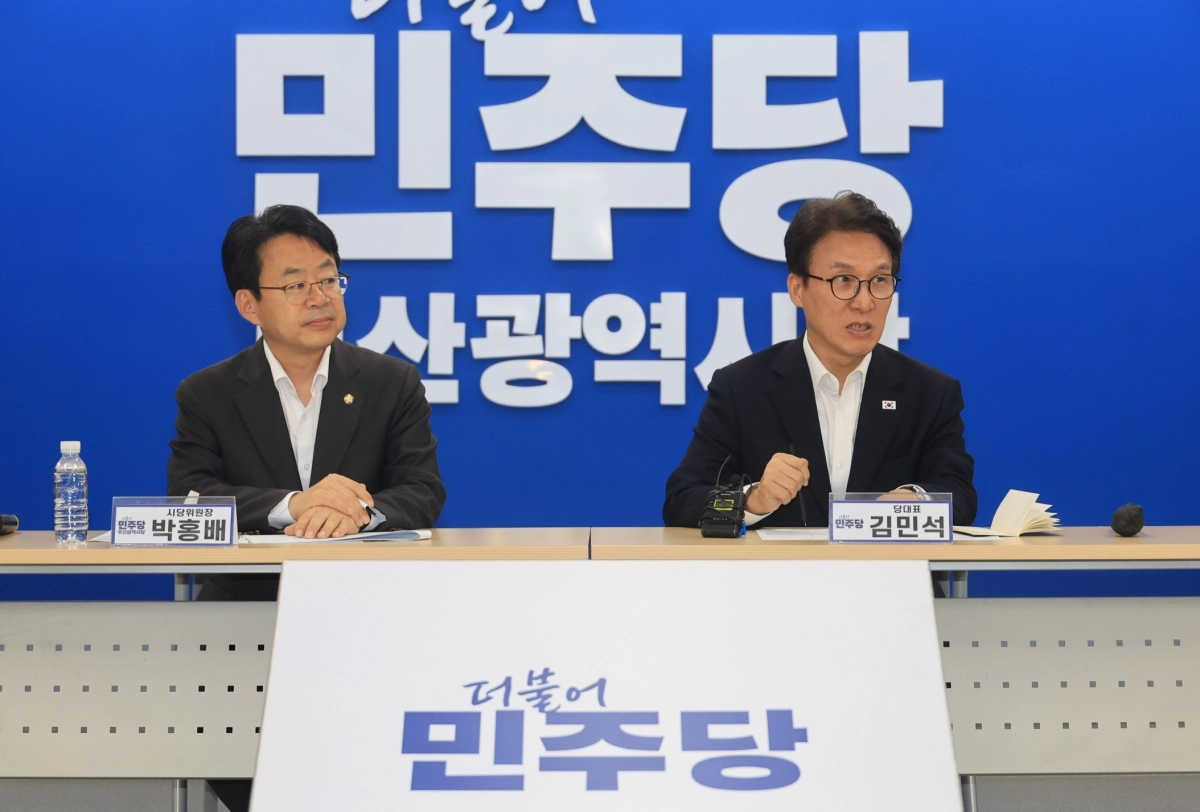 김민석 더불어민주당 대표가 18일 오후 부산 동구 민주당 부산시 당사에 방문해 민주당 부산 기초단체장들과 간담회를 하고 있다. 왼쪽은 박홍배 민주당 부산시당위원장. 부산 연합뉴스