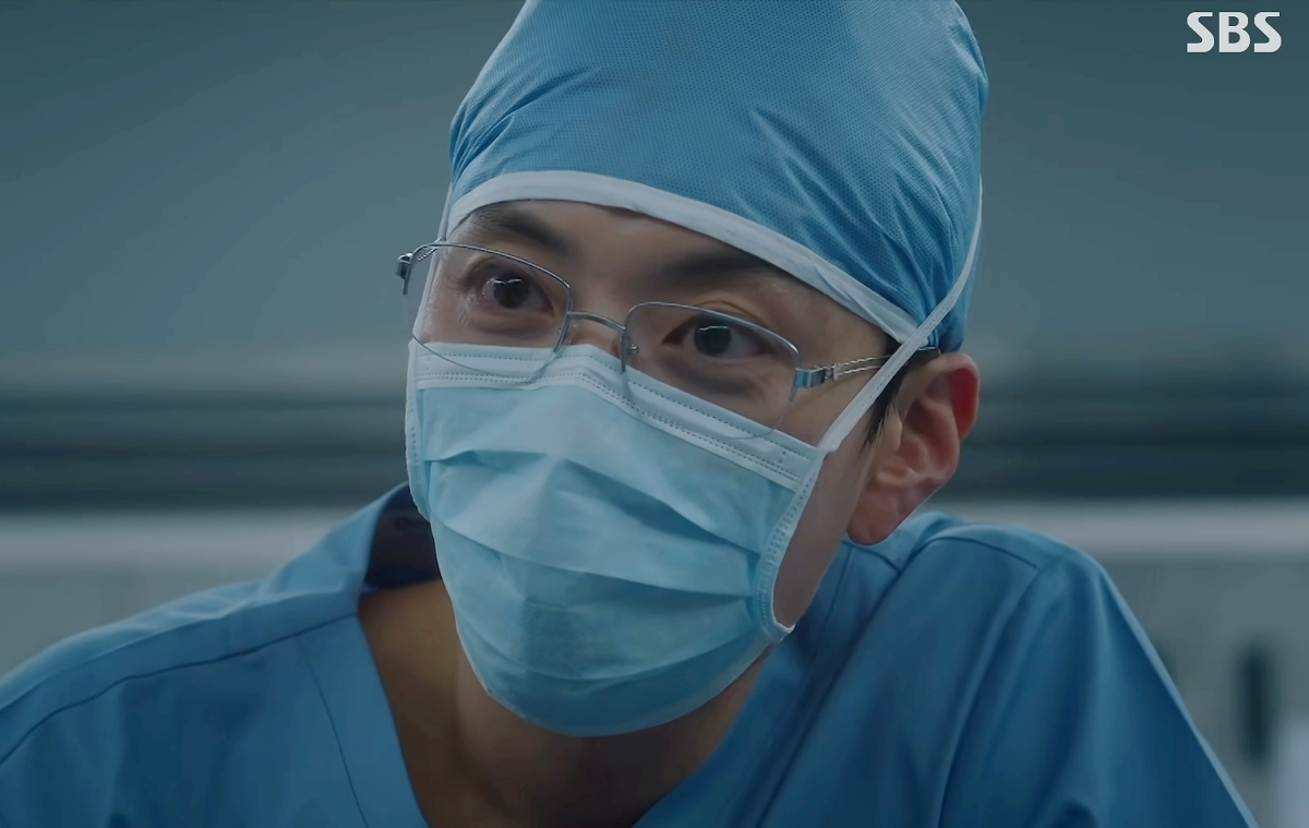 SBS 금토드라마 ‘닥터X: 하얀 마피아의 시대’에서 의사가 환자의 장기에 자신의 이니셜을 새긴 듯한 장면이 등장했다. 사진은 드라마 속 외과 교수 나대일(장승조)의 모습. 유튜브 채널 ‘SBS 스브스 Drama’ 영상 캡처
