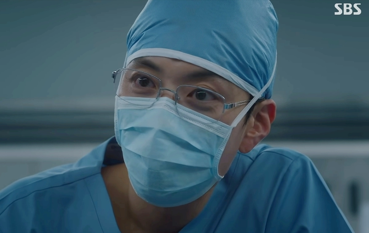 SBS 금토드라마 ‘닥터X: 하얀 마피아의 시대’에서 의사가 환자의 장기에 자신의 이니셜을 새긴 듯한 장면이 등장했다. 사진은 드라마 속 외과 교수 나대일(장승조)의 모습. 유튜브 채널 ‘SBS 스브스 Drama’ 영상 캡처
