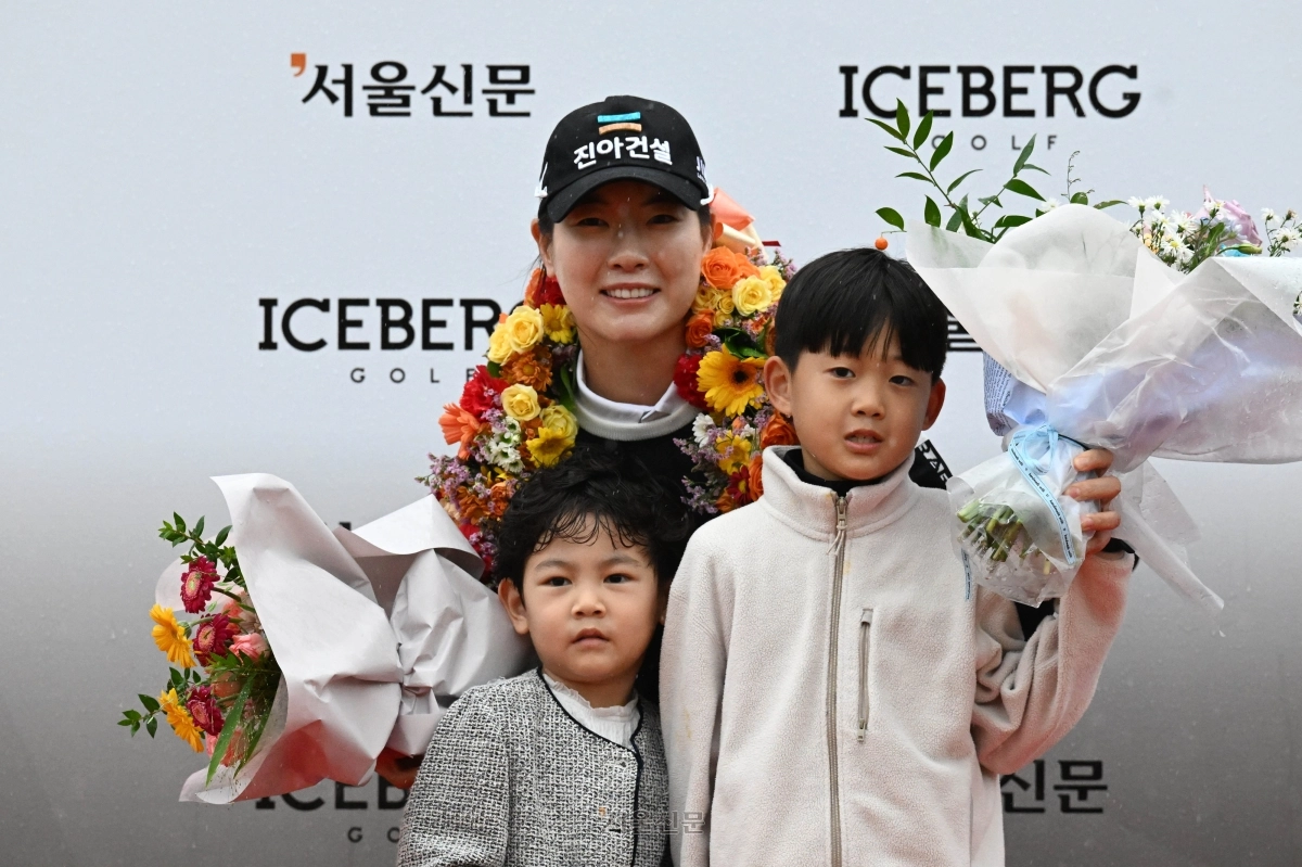 이정민(가운데)이 18일 경기 이천시 H1 클럽(파72)에서 한국여자프로골프(KLPGA)투어 아이스버그골프·서울신문 오픈이 끝난 뒤 열린 은퇴식에서 동료 선수들의 자녀들과 함께 기념촬영을 하고 있다. 이지훈 기자