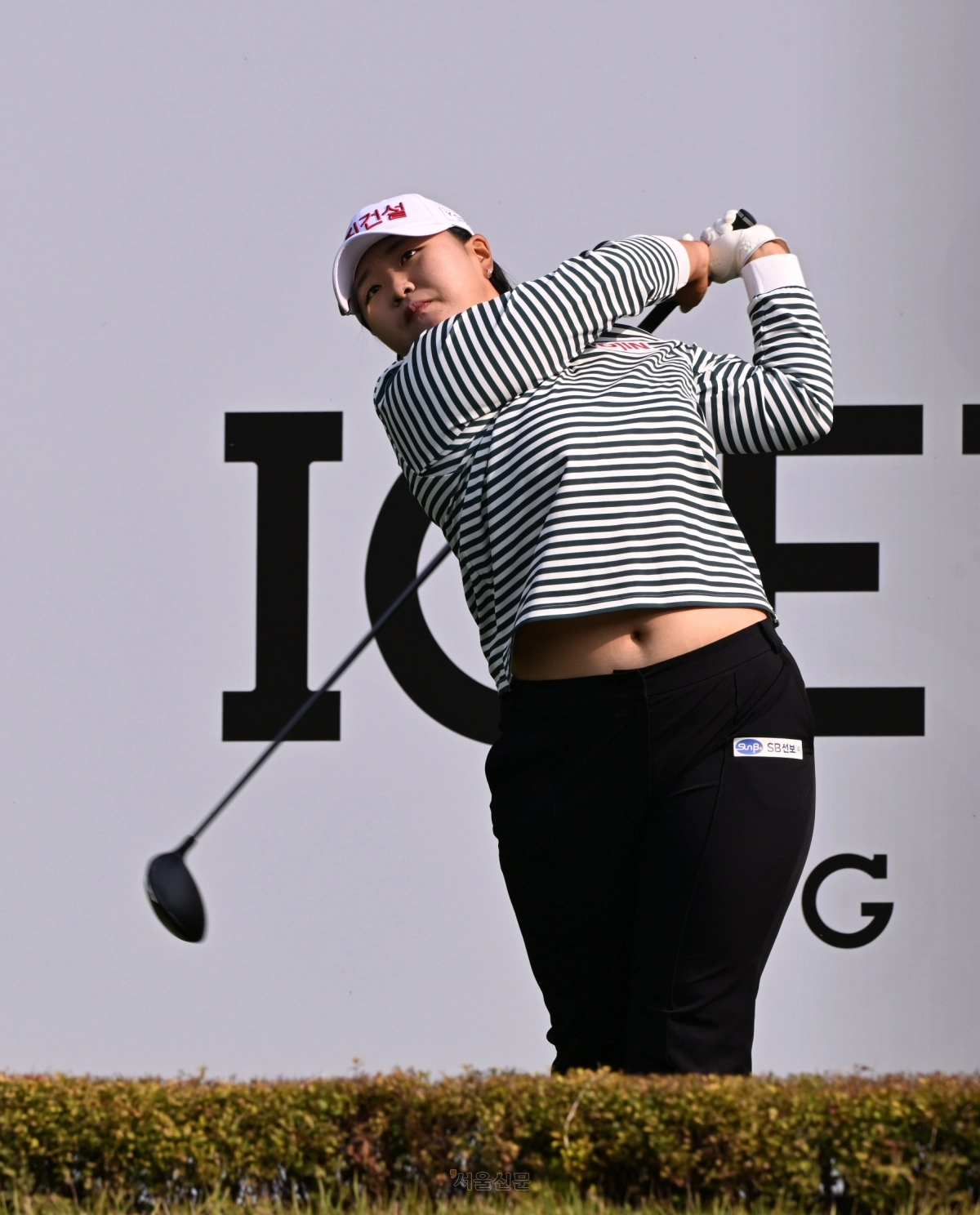 한국여자프로골프(KLPGA)투어 아이스버그골프·서울신문 오픈 라운드 첫날 16일 경기 이천시 H1 클럽 1번 홀에서 신다인 선수가 티샷을 하고 있다. 2026.10.16. 안주영 전문기자