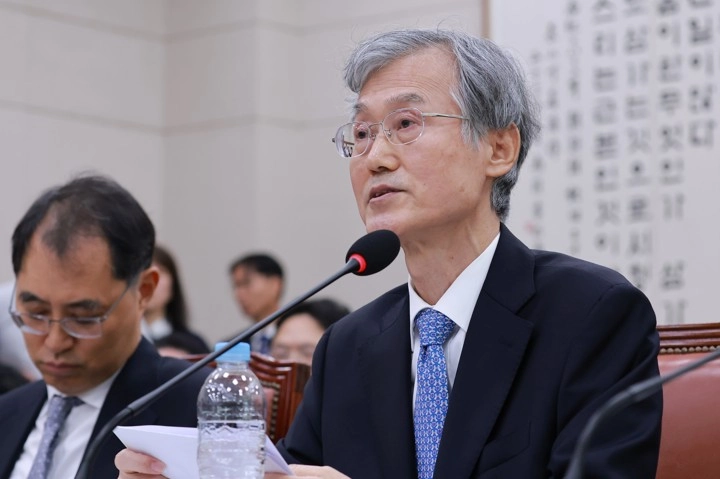 더불어민주당 김민석 대표가 16일 대법관 재재청 문제로 청와대와 충돌한 조희대 대법원장에 대한 탄핵 논의를 시작했다고 밝혔다. 사진은 조 대법원장이 지난 6일 국회 법제사법위원회의 대법원 국정감사에서 질문에 답하는 모습.  연합뉴스
