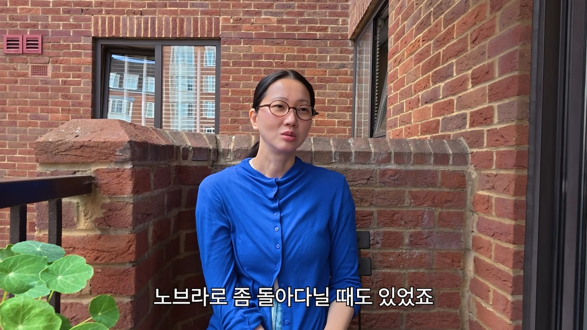 모델 겸 배우 장윤주가 런던에서 ‘노브라 패션’으로 거리를 다닌다고 고백했다. 유튜브 채널 ‘윤쥬르’ 영상 캡처
