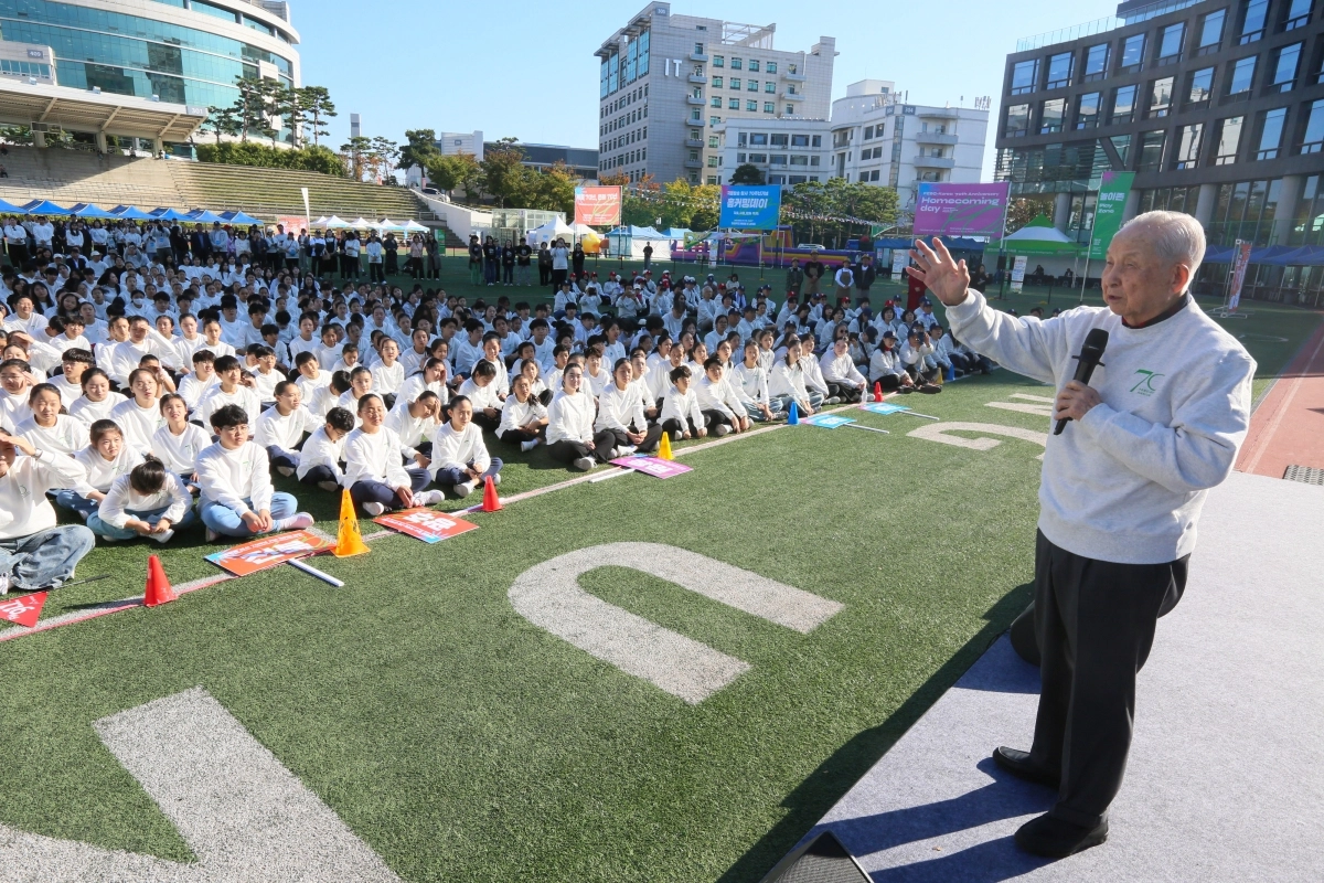 극동방송 이사장 김장환 목사가 지난 17일 서울 한양대에서 열린 극동방송 창사 70주년 홈커밍데이에 모인 성도 및 후원자들 앞에서 말하고 있다. 극동방송 제공