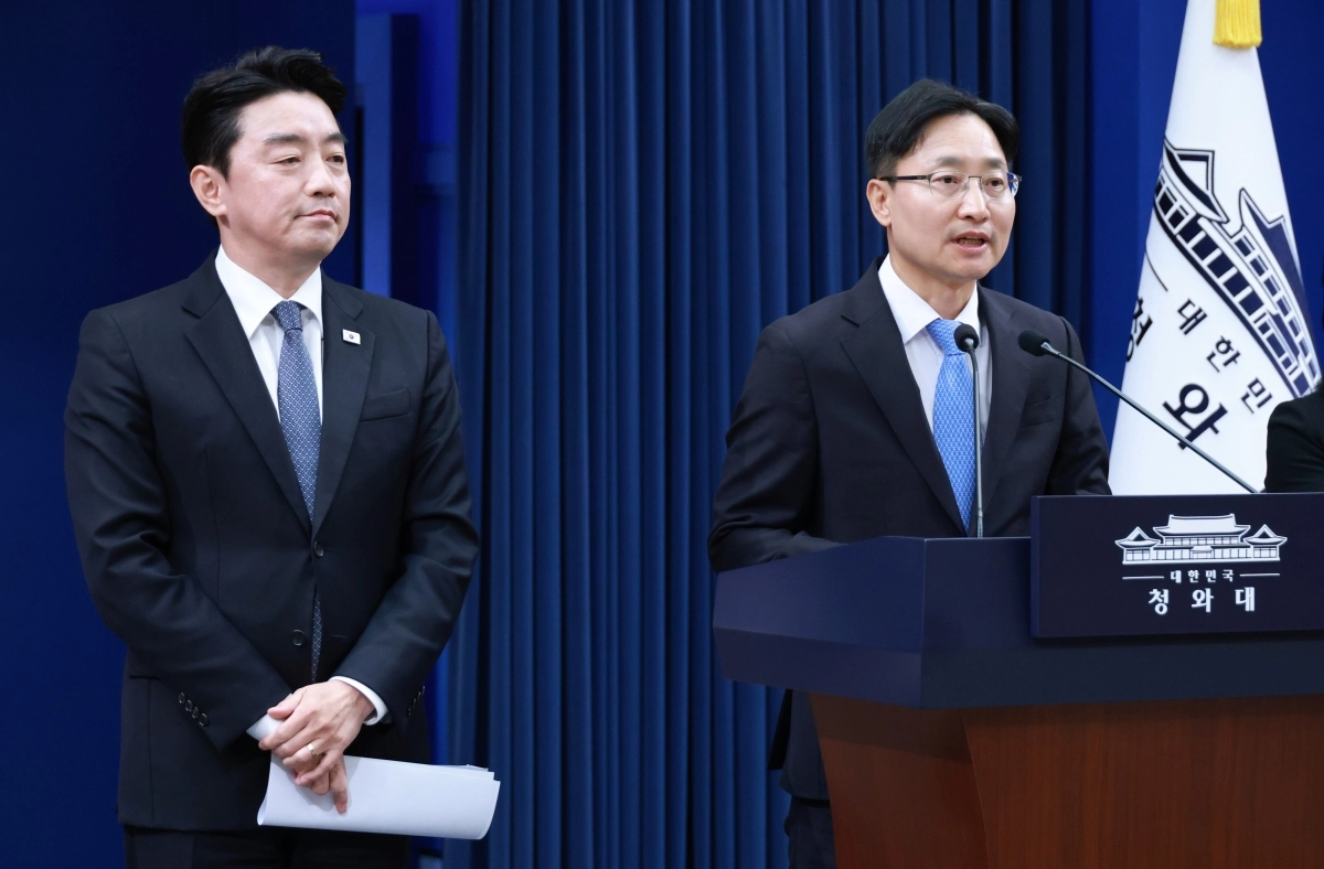 최근 정부와 여당의 지지율 난맥상은 입체적이고 거시적인 시야 부족, 조정 능력 미비가 근본 원인일 수 있다. 사진은 지난 14일 청와대 기자회견장에서 강훈식 전 비서실장 소개로 인사말을 하고 있는 임광현 신임 대통령비서실장. 연합뉴스