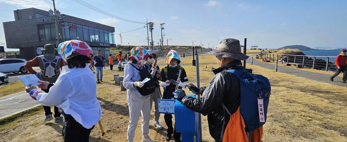 지난해 제주올레걷기축제에서 스탬프를 찍는 올레꾼들. 제주 강동삼 기자