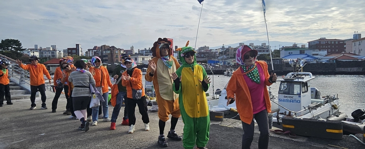 18코스 화북포구로 도착하는 올레꾼들을 맞아주고 있는 제주올레 행사 관계자들. 제주 강동삼 기자