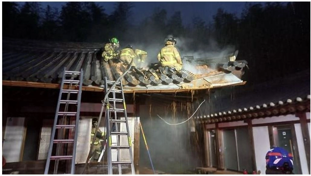 18일 오후 5시 9분쯤 전남광주 담양군 죽녹원 내 우송당 지붕에서 불이 나 소방 당국에 의해 2시간48분 만에 진화됐다. (전남광주 소방본부 제공)