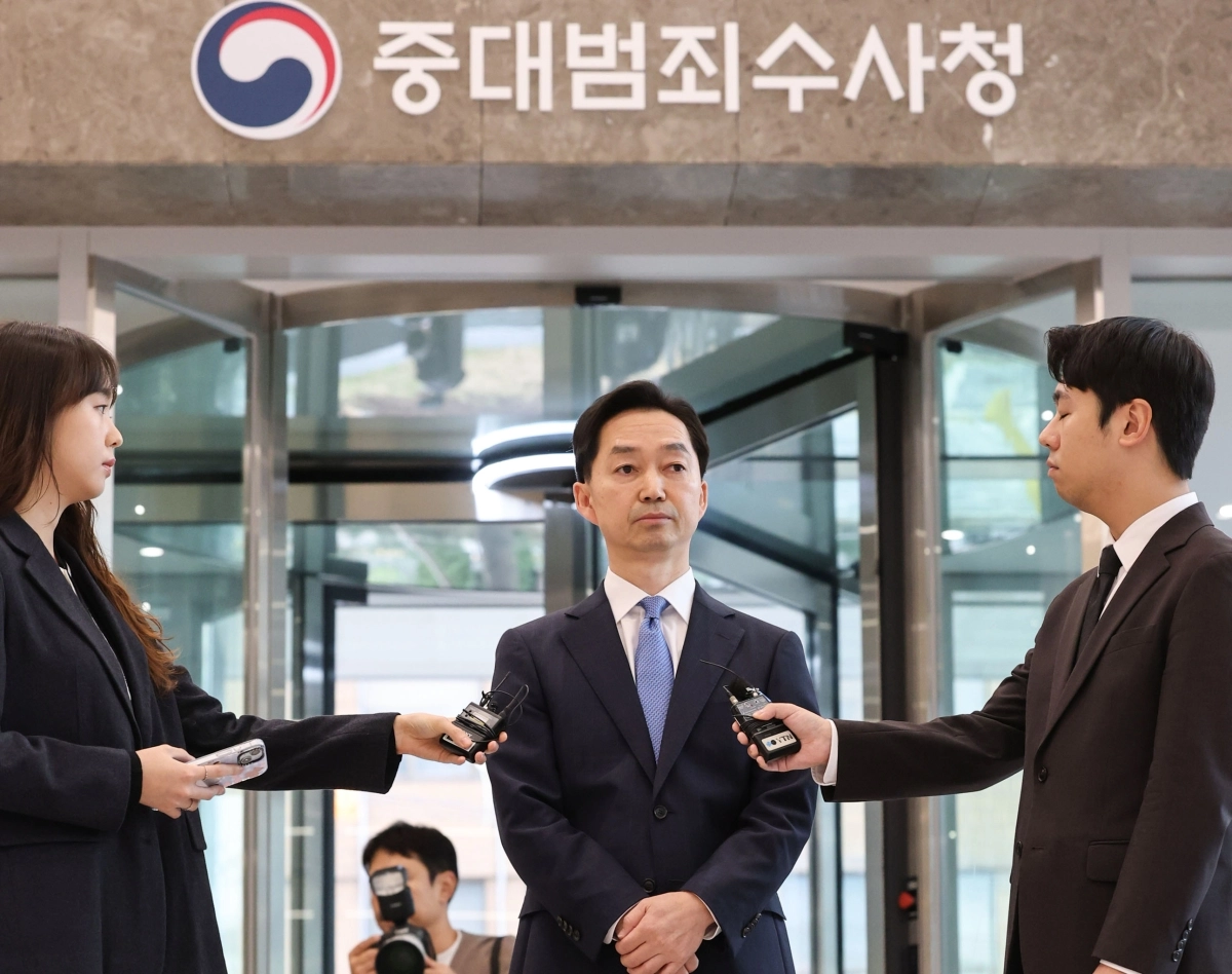 김지용 초대 중대범죄수사청장이 19일 서울 중구 중대범죄수사청(중수청)으로 출근하며 취재진의 질문에 답변하고 있다. 연합뉴스