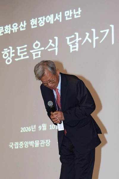 유홍준 국립중앙박물관장이 지난달 10일 서울 용산구 국립중앙박물관 대강당에서 열린 특별전 ‘우리들의 밥상’ 연계 특별강연회 ‘맛 대 맛’에 앞서 박원근 지사 유묵 전시 관련해 사과하고 있다. 앞서 국립중앙박물관이 애국지사 박원근의 글씨로 소개한 전시품이 친일파로 알려진 동명이인의 작품이라는 조사 결과가 나와 전시에서 철거됐다. 연합뉴스