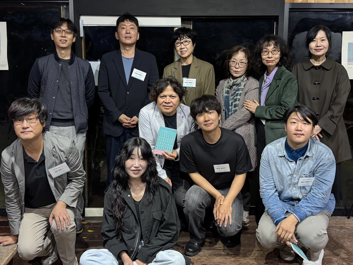 지난 18일 서울 종로구 목인박물관에서 열린 낭독회 서울‘시’박물관에 참석한 시인들. 가운데 푸른색 책을 들고 있는 사람이 중국 시인 황리하이.