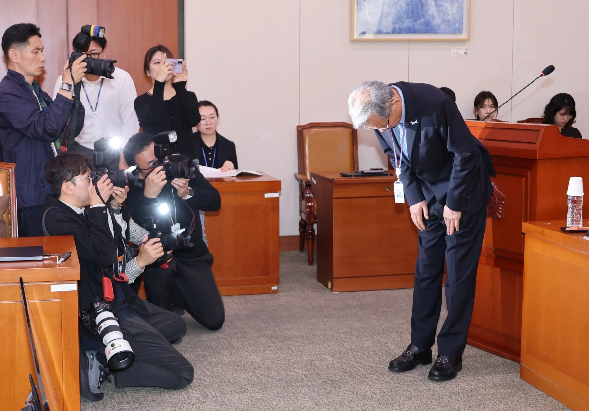 유홍준 국립중앙박물관장이 19일 국회에서 열린 문화체육관광위원회 국정감사에서 업무보고를 하기에 앞서 개인 소장품 전시를 둘러싼 논란에 고개 숙여 사과하고 있다. 연합뉴스